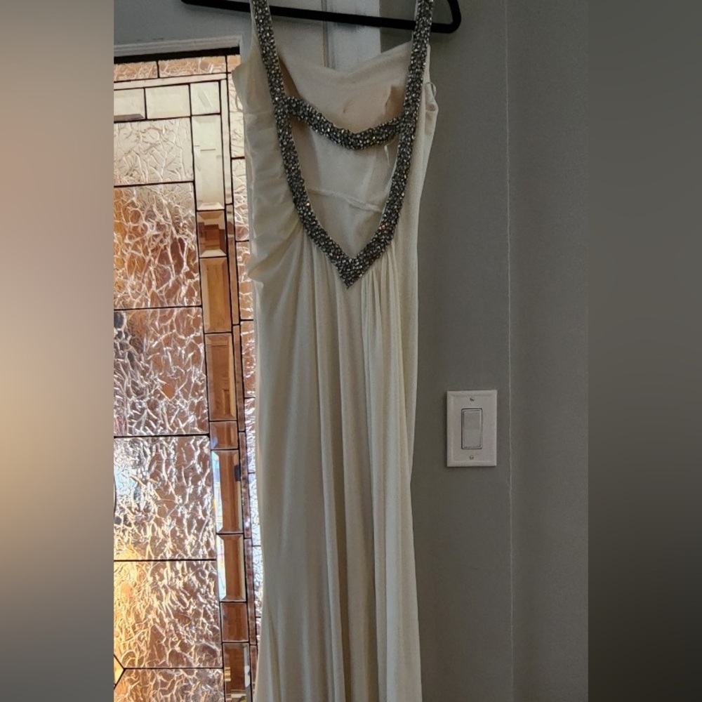 Ivory gown with open back - Picture 2 of 5